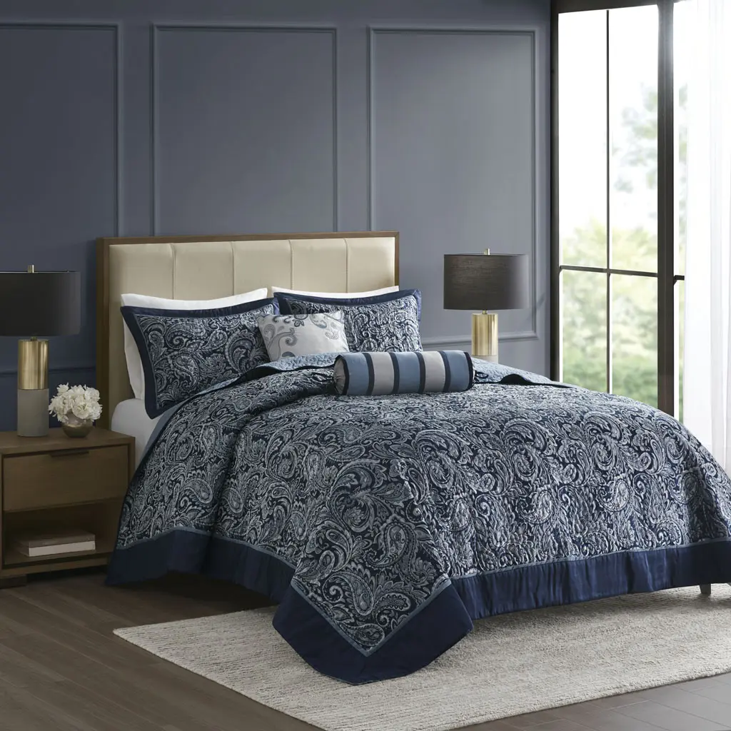 Madison Park Aubrey Traditional Jacquard Weave Quilt Set - King Size 5-Piece Navy Bedding Set with Throw Pillows, Paisley Motif, Vermicelli Quilting Print, Silver Accents, 120x118x0.25in