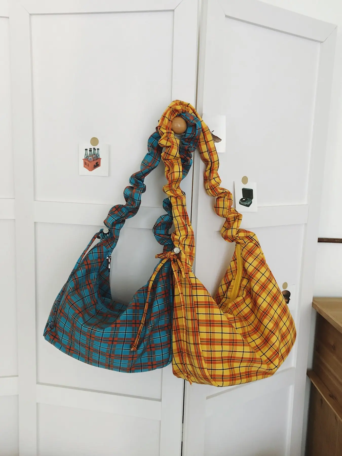Artistic retro plaid shoulder bag, fashionable niche design crossbody bag, pleated shoulder strap design, can accommodate mobile phones, files, personal belongings, Fashionable patterned bag