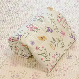 Floral Lace Edge Summer Quilt, Soft Breathable Lightweight Bedspread, Ideal for Bedroom, Office, Living Room, Home Relaxation, Soft Lightweight Quilts