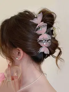 A fashionable and elegant butterfly pattern hair claw headband, suitable for daily wear, vacation and dating occasions, and also a surprising and exquisite small gift.