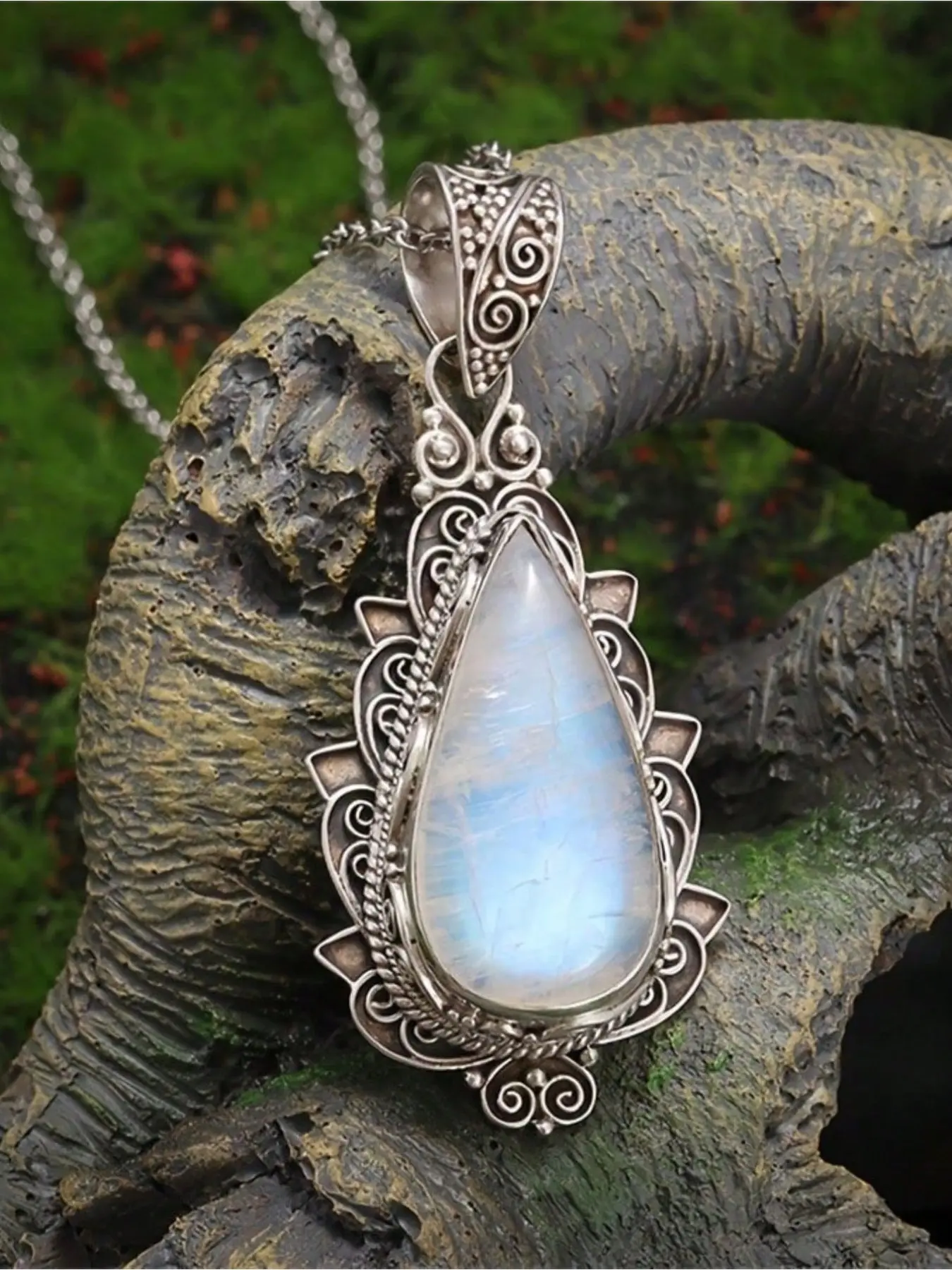 One Bohemian-style Moonstone Drop Pendant Alloy Necklace, Suitable for Both Men and Women. Fashionable Synthetic Gemstone Jewelry Accessory, Paired with An O-shaped Chain, Inspirational Jewelry, Birthday Gift Jewelry