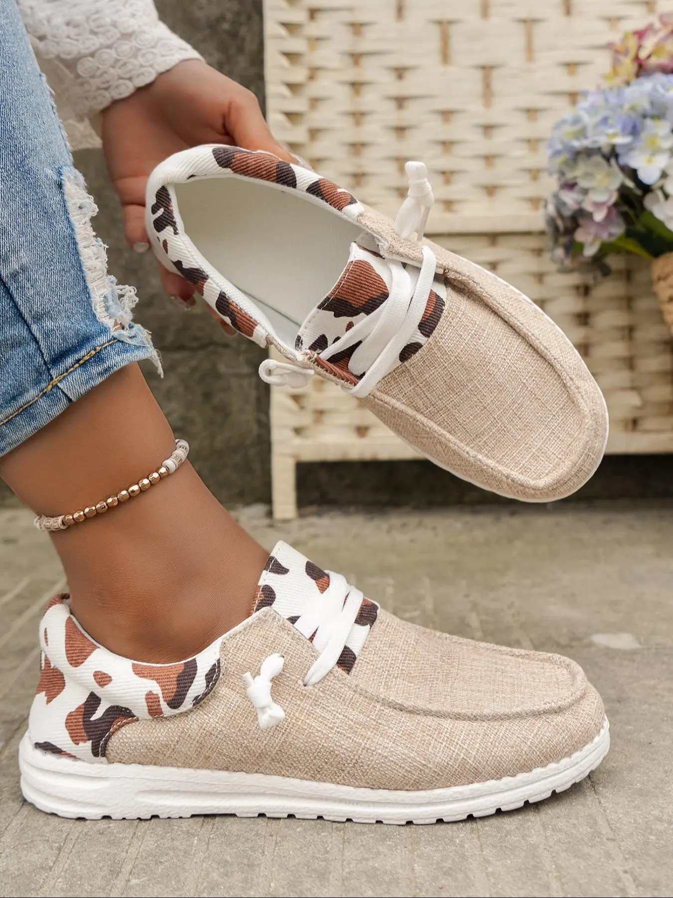 Women's Cow Print Lace-Up Flat Sneakers, Khaki Walking Shoes, Round Toe Trainers for Daily Wear, Birthday Gifts, Casual Low Top Footwear