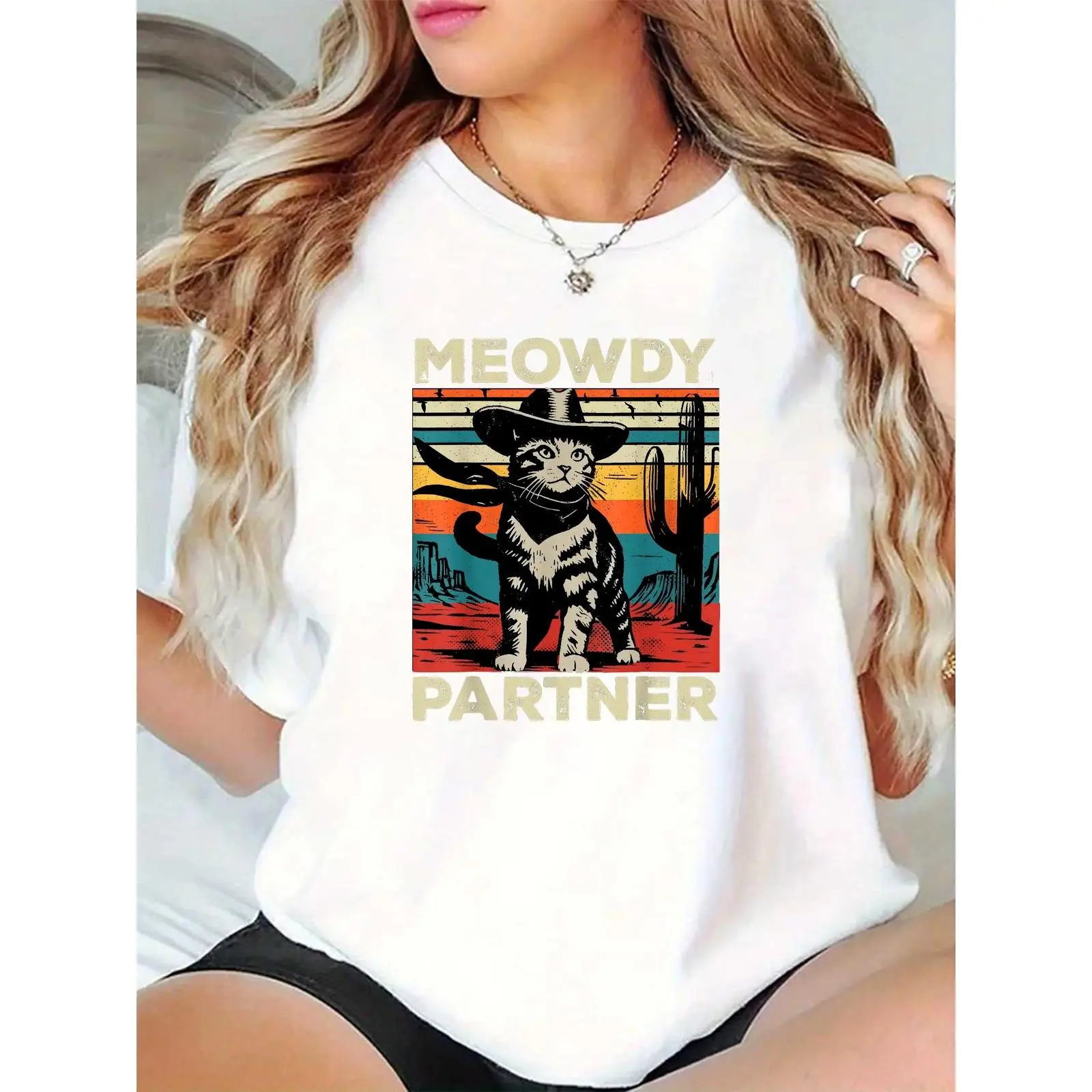 Women's "Meowdy Partner" Retro Western Cat Graphic T-Shirt - Comfortable Lightweight Breathable Cotton, Casual Short Sleeve Crew Neck Loose-Fitting Tops for Casual Outings (Pairs with Skirts)