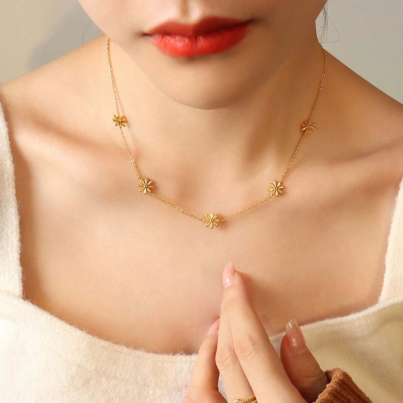 Women's Light Golden Artificial Gemstone Small Daisy Pendant Clavicle Chain - Single Strand, Clavicle Fit, Metal Coating, Gemstone Accent Necklace Gift for Adults' Daily Wear, Casual Outfit Matching Jewelry Accessory