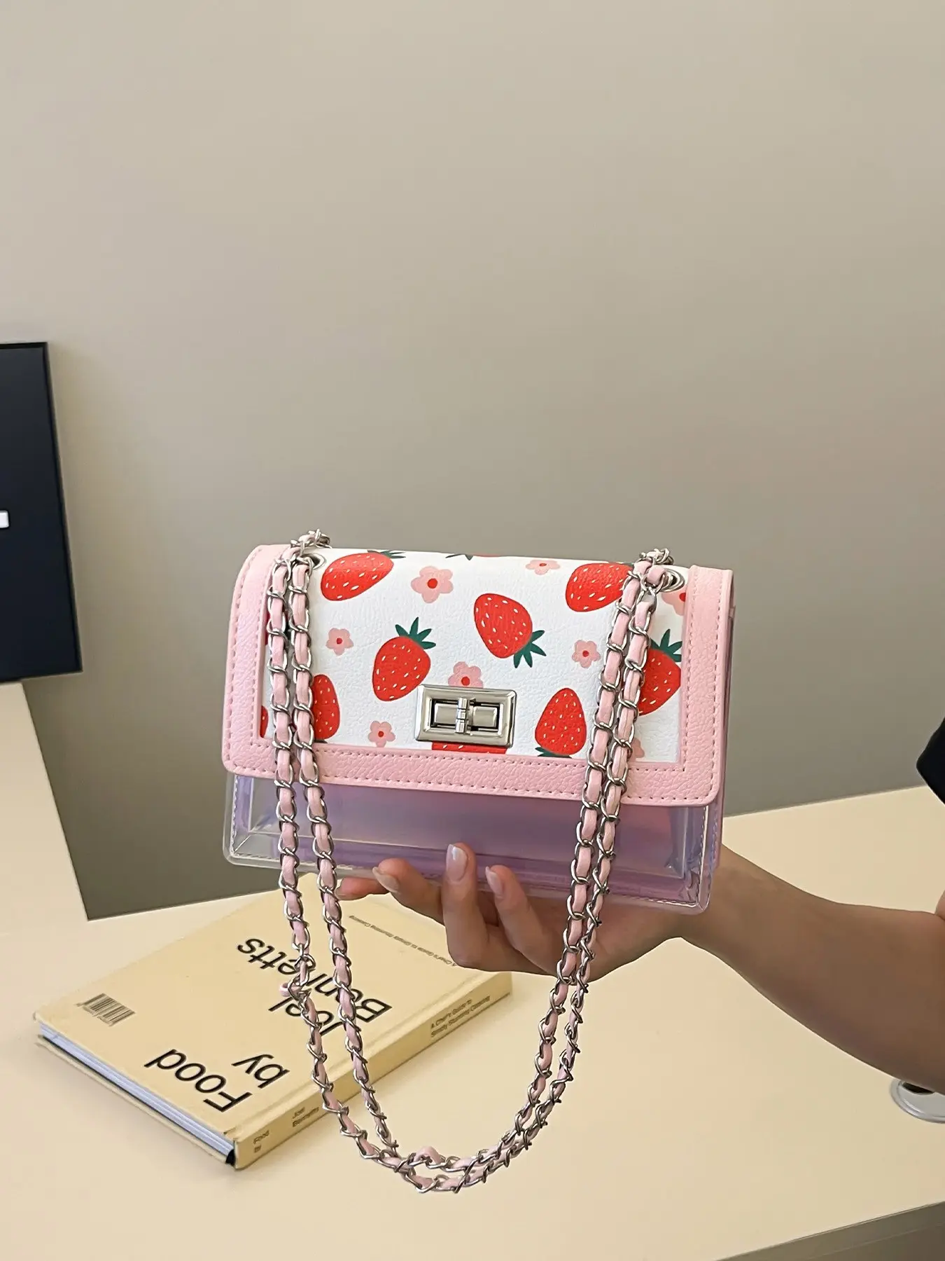 1pc Sweet and fresh girl style strawberry printed chain crossbody bag, Fashionable crossbody bag, with metal buckle opening and closing, chain strap and transparent splicing design, suitable for daily dating, travel and sweet casual fashion