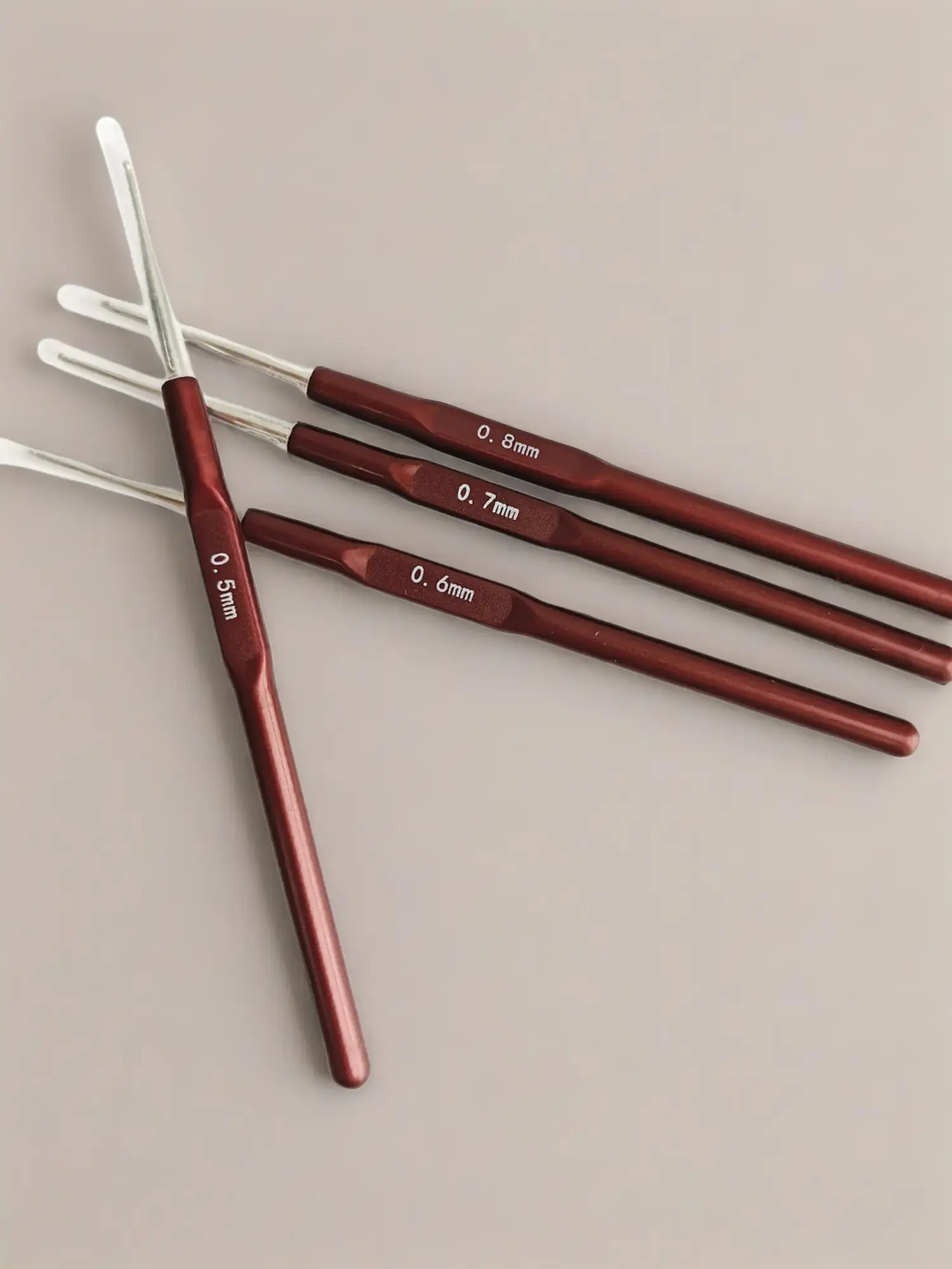 4-Piece Crochet Hook Set for Braids, 0.5/0.6/0.7/0.8mm Hooks, DIY Hair Braiding Tools, All-Season Use, Perfect for Lace and Braids