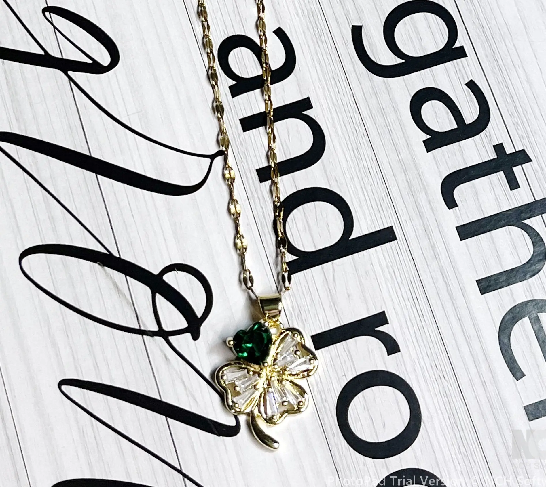4Clover Green Rhinestone Pendant Necklace - Elegant Design with Gold Chain and Sparkling Gemstone Accent