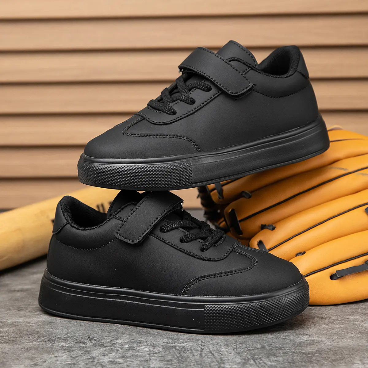 Children’s classic minimalist fashion slip-on skate shoes with soft soles, non-slip grip, stain-resistant leather upper, Velcro straps, suitable for all seasons, versatile casual shoes for boys and girls.
