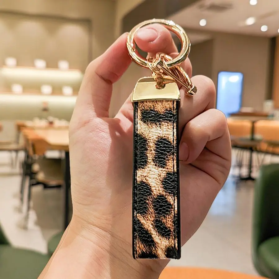 Leopard-Print Keychain, Anti-lost D-ring Keychain, Durable Fashionable PU Leather Keyring for Women and Men, Car Interior Accessories, Car Essentials, Keychain Pendant