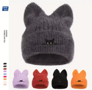 The new cat-ear embroidered knitted hat is made of wool, creating a cute, warm, and comfortable look for autumn and winter.