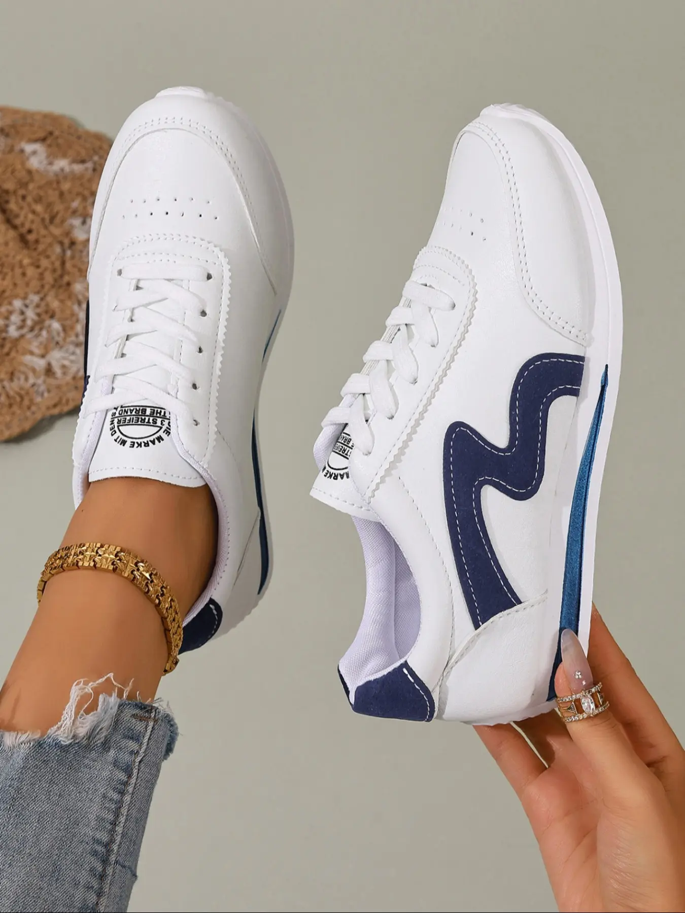 Women's new low-top lace-up casual sneakers, Trendy sneakers, comfortable, breathable and soft shoes suitable for daily leisure and commuting, outdoor walking shoes, a must-have for gifts