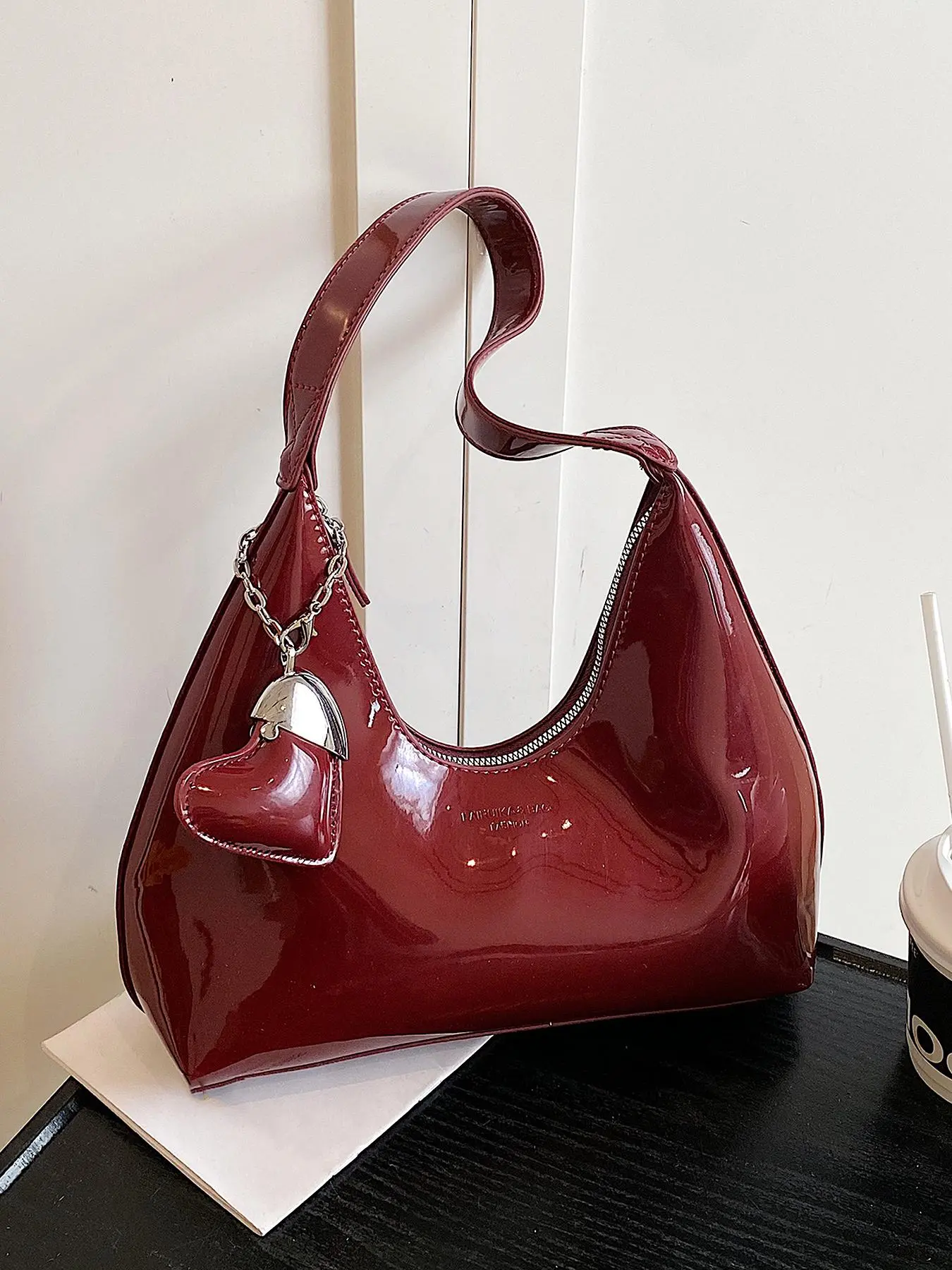 Niche design dumpling bag, crescent bag, solid color simple baguette shoulder underarm bag, retro patent leather versatile style, simple and elegant commuter bag, Commuting Underarm Bag, suitable for office workers, dating, afternoon tea photos, etc.