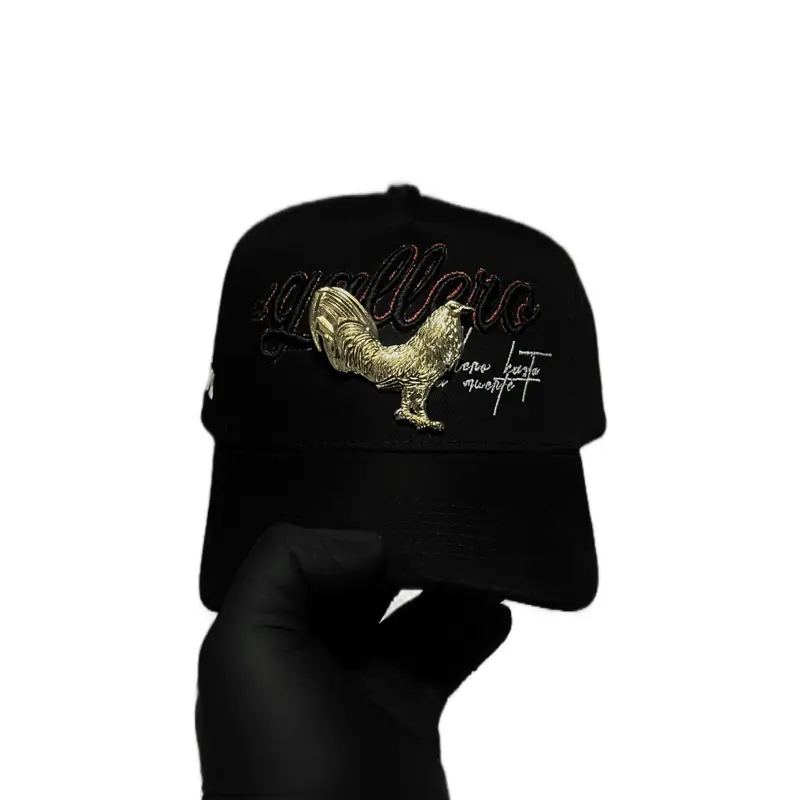 Gorra Del Gallo, Color Negro Con Detalles En Rojo Y Blanco