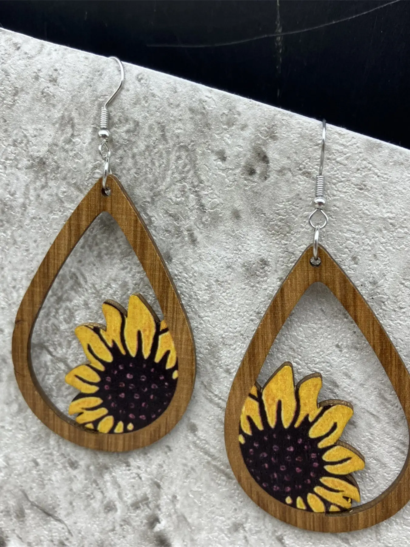 Vintage Hand Carved Wooden Sunflower Pendant Earrings, Bohemian Ethnic Style, Fashion Jewelry for Women and Girls, Daily Party Date Wear