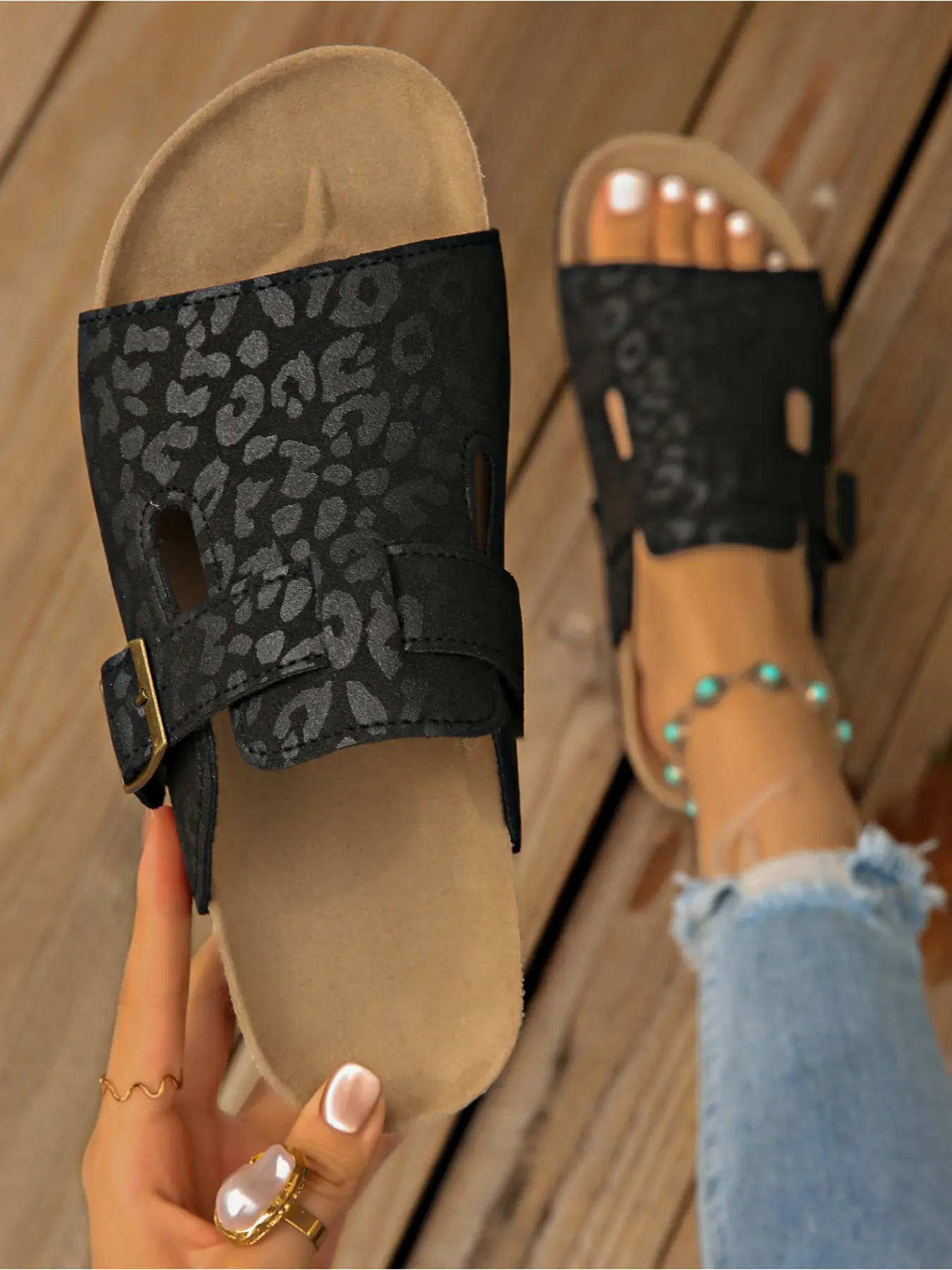 A pair of new large-size women's open-toe leopard print hollow-out slip-on sandals with buckle decoration, stylish, simple, comfortable, lightweight, versatile for daily commuting
