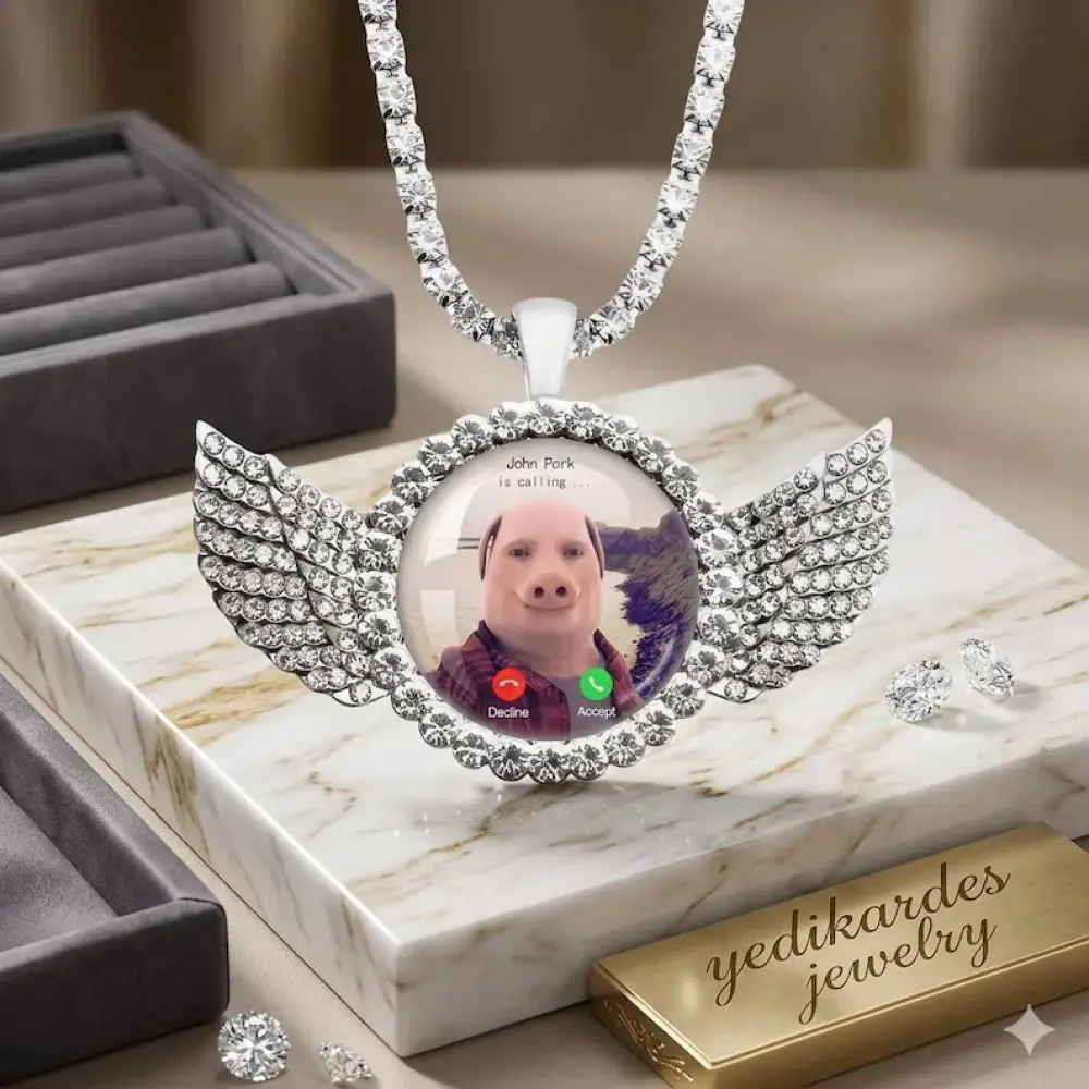 John Pork Calling Necklace - Angel Wings Pendant, Character Graphic,Angel Motif Chain Jewelry for Pig Lovers, Autumn Rapper Whimsical Accessory for Men, Character Graphic Necklaces, Custom Photo Necklaces Unique Flexibility Birthday Gift Humorous