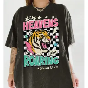 ✨The Heavens Are Roaring T-Shirt – Bible Verse & Christian Graphic Tee, 80s Faith Shirt, 90s Aesthetic Clothing, Soft Cotton Short Sleeve, Oversized Unisex Casual Streetwear, Y2K Vintage Aesthetic, Daily Wear for Men & Women
