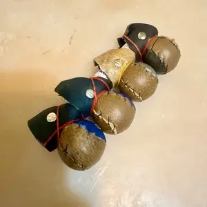 muffs spur protectors leather made for gamefowl 2 pair (4) color may vary/ botadores de vaqueta para gallos 2 pares (4) los colores pueden variar