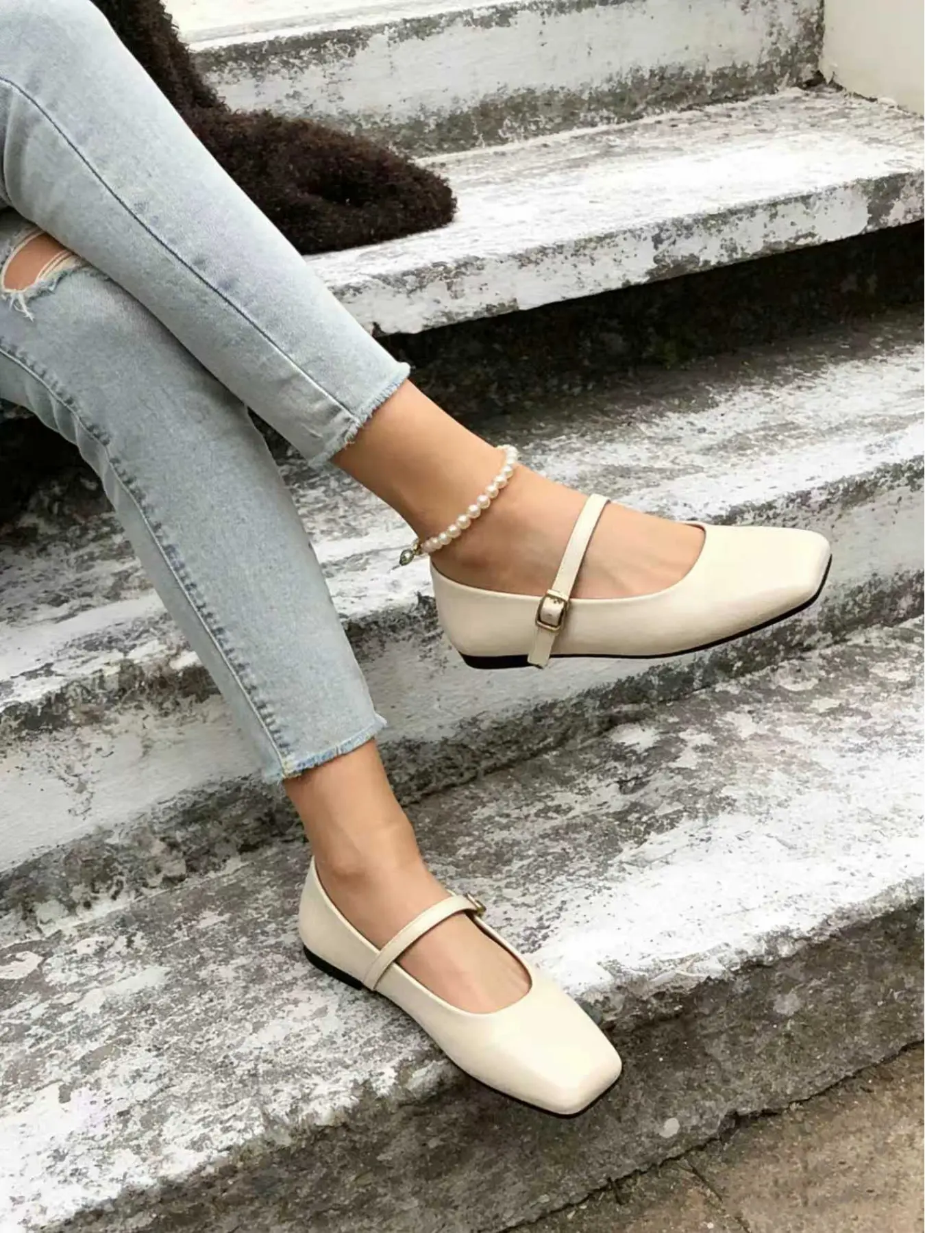 Women's square-toed, one-strap buckle shoes for outdoor wear, simple, stylish, comfortable, lightweight, Casual Trendy Flat, for daily use, commuting, shopping, and versatile flat shoes
