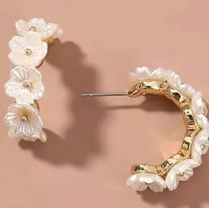 Arete con letra y flor