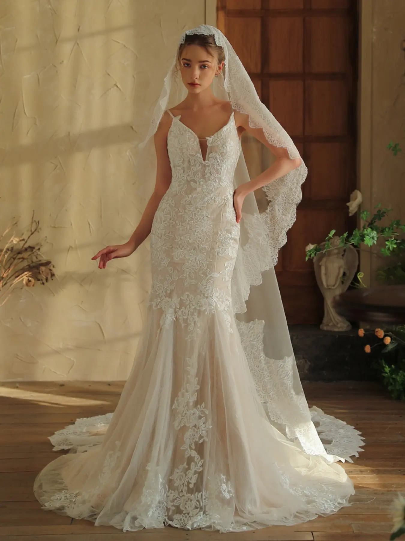 300x150cm Luxury Cathedral Wedding Veil with Exquisite Eyelash Lace Trim Trailing Veil Vintage Sheer Tulle Bridal Headpiece for Elegant Bride Marriage Ceremony Wedding Veils For Brides