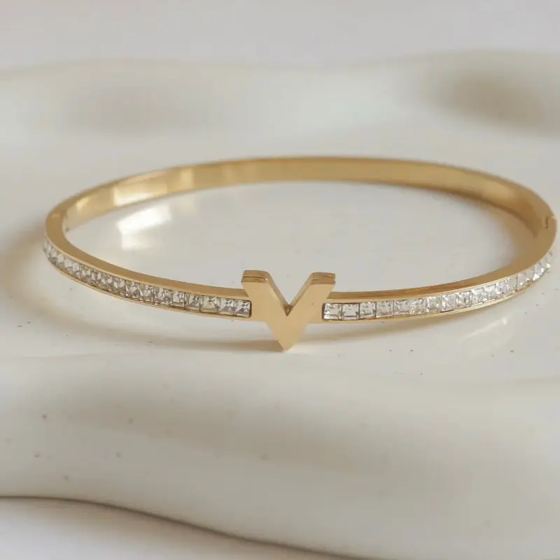 Bracelet Bracelet with V-incial with heart design and central stones