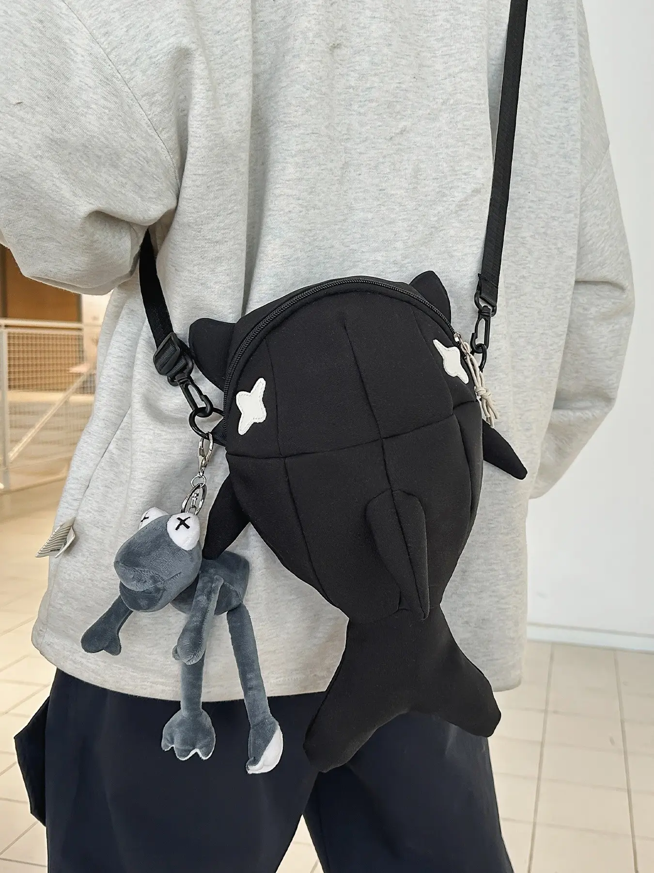 1pc Women's Fashionable Minimalist Casual Trendy Campus Style Shark Bag with Exquisite Pendant Perfect for Daily Commuting, School, and Versatile Outfits Essential Women's Shoulder Bag Crossbody Chain Bag Crossbody Shoulder Bags