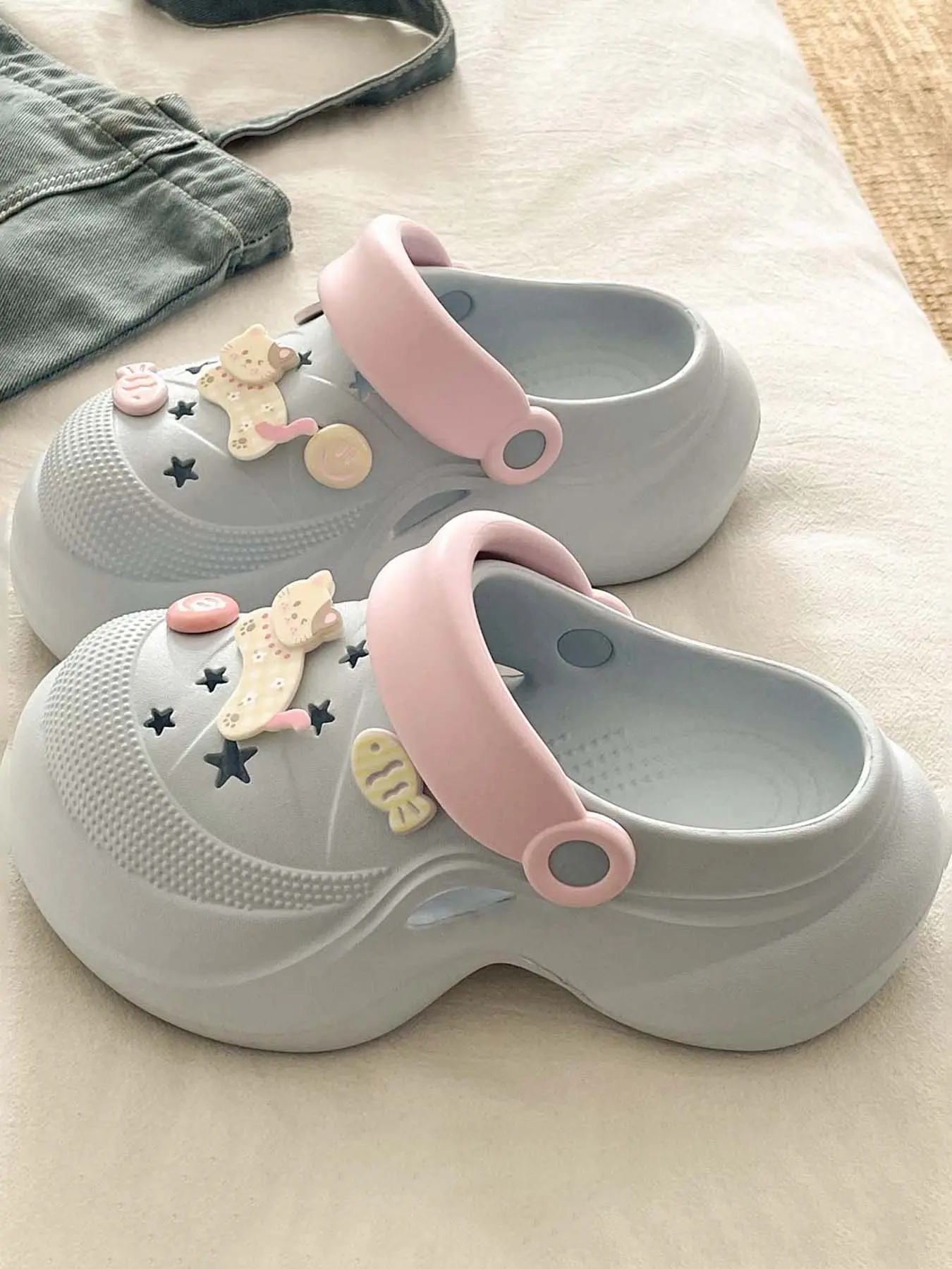 Cute Cat & Fish Clogs Slippers - Kawaii Pastel Charms, Ultra Height Boost, Soft Non-slip Sole, DIY Friendly, Perfect for Summer Casual & School Outfits, Shoe!