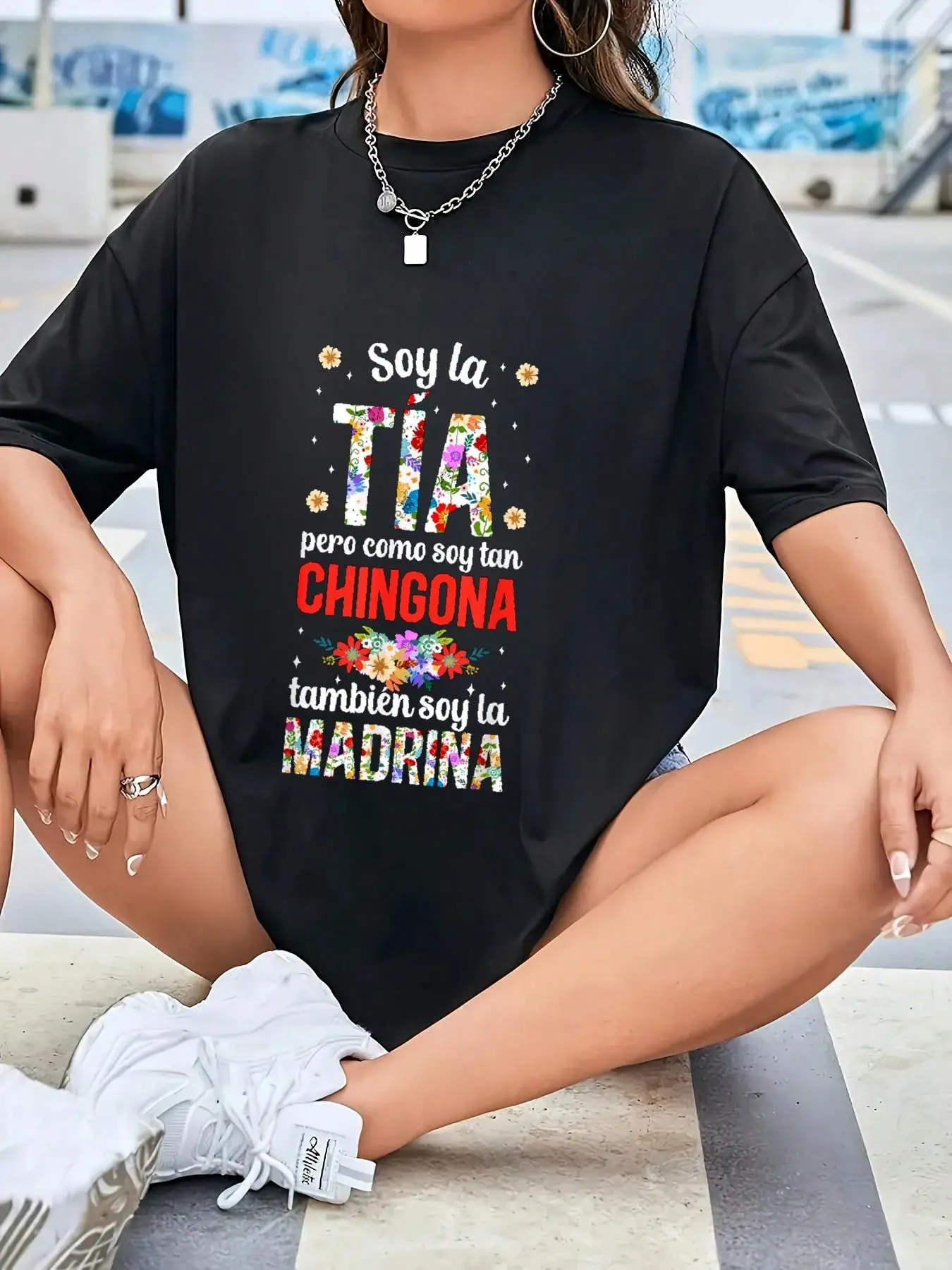 Women's 100% Cotton Casual Loose-Fit Short-Sleeve Round-Neck Graphic Top - "Soy La Tia Madrina Chingona" Print, Bold Proposal Tee, Godmother Proposal Gift, Easy Pick for Parties & Travel Days, Do Not Bleach, All-Season Style