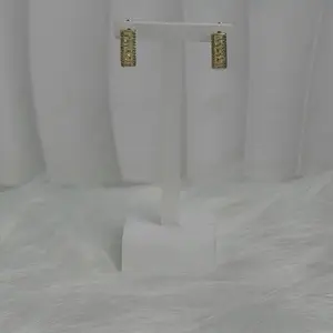 Jenny’s Luxe Aretes Rectangulares Diseño Greca con Circonias Oro Laminado 14K – Elegantes