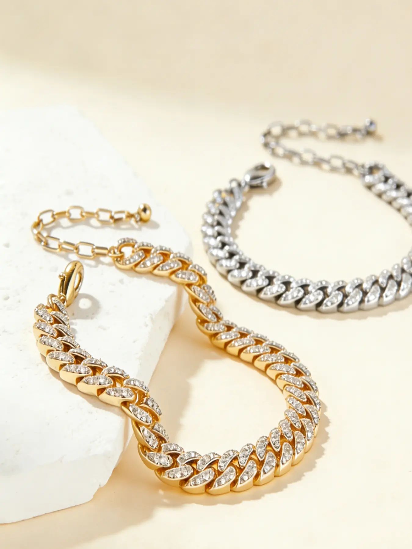 A fashionable and sexy Cuban ankle chain full of diamonds, suitable for daily wear, vacation and dating occasions, and also a surprising and exquisite small gift, Fashionable Jewelry