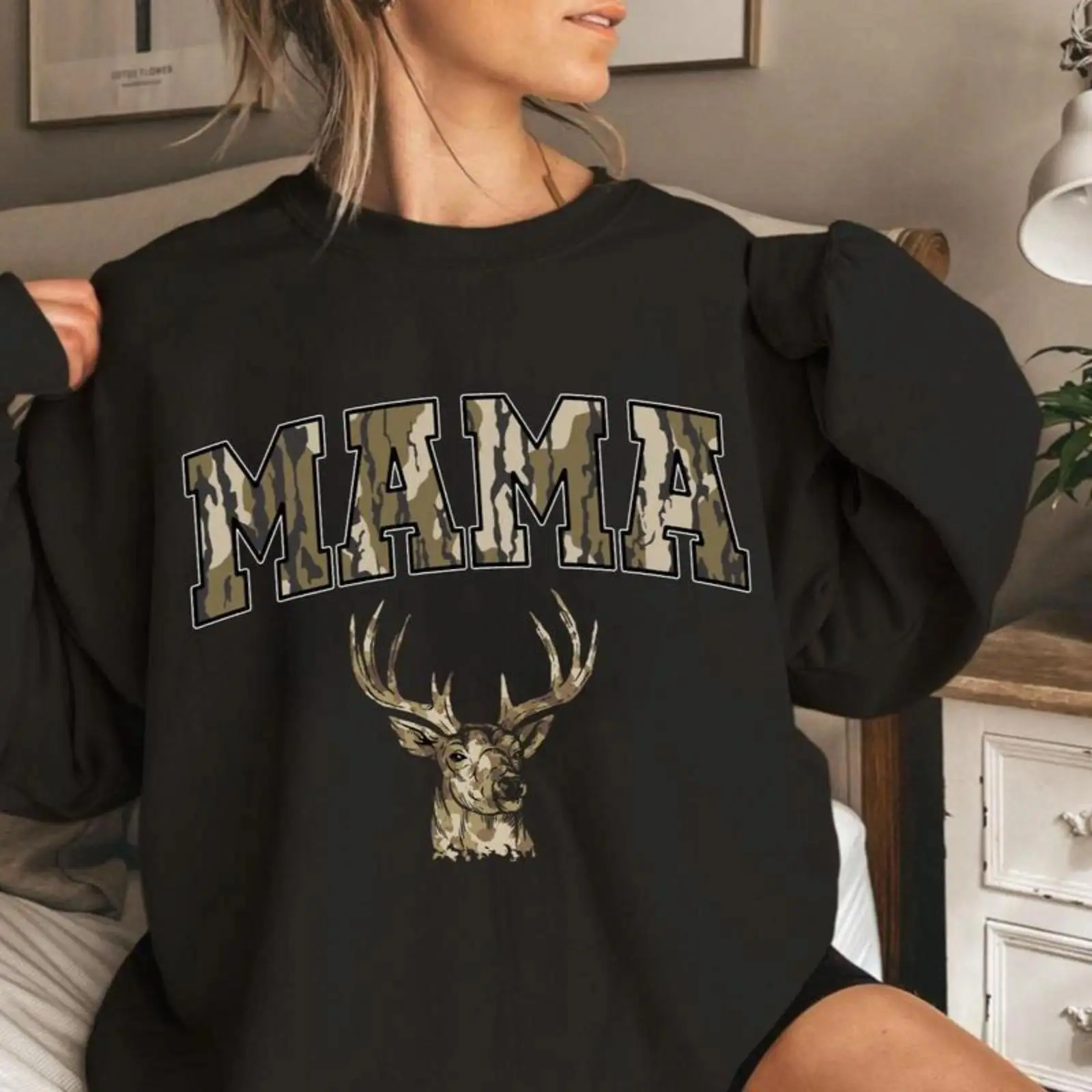 Vintage Mama Deer Hunting Graphic Sweatshirt Camo Pattern Crewneck Hunting Season Pullover Outdoor Adventure Casual Unisex Streetwear Cozy Long Sleeve Mother’s Day Gift for Hunting Moms Women Men