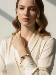 A pearl sandalwood bracelet with a Chinese style lotus pond, paired with an enamel lotus pendant, gentle and elegant, suitable for daily commuting, Chinese style dressing, and light social occasions.