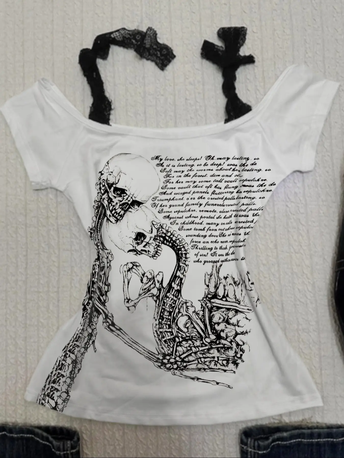 American retro printed T-shirt with vintage style fashion design, casual fitted streetwear, featuring a cinched waist and slimming effect for women's tops