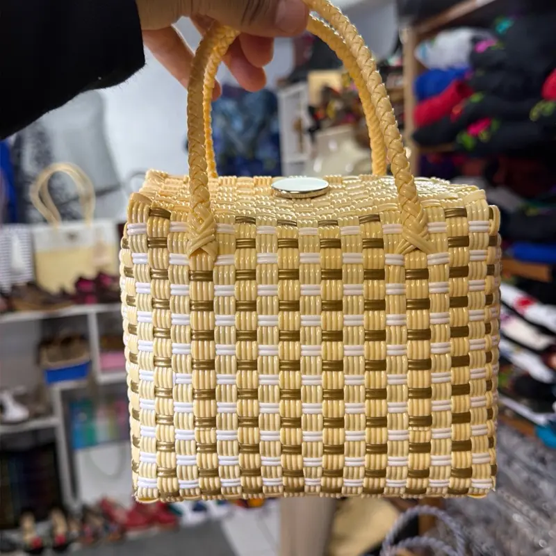 Bolsa plastico mini $25 lonchera - Eco-Friendly Recycled Plastic handbag - Hermosa Bolsa hecha con plástico reciclado - Artisanal Handcrafted Mexican Handbag, bolsa artesanal hecha en México -
