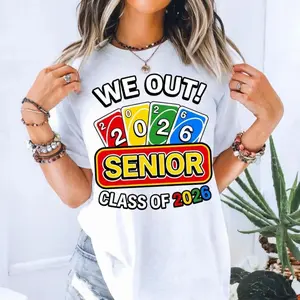 🎉Unisex We Out 2026 Senior Graphic Tee Class of 2026 Graduation Shirt Funny UNO Inspired Soft Casual T-Shirt Trendy Streetwear Oversized Comfortable Daily Outfit Senior Celebration Gift Fun Statement Top Fits
