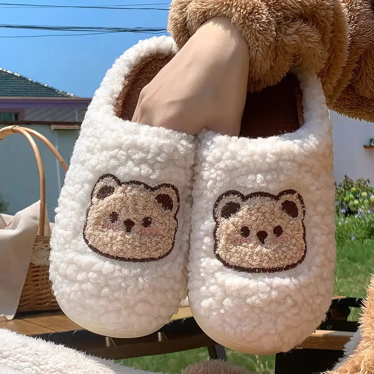 Trendy Winter Warm Home Indoor Couple Comfortable Slippers For Men And Women with Adorable Bear Design Soft Plush Material