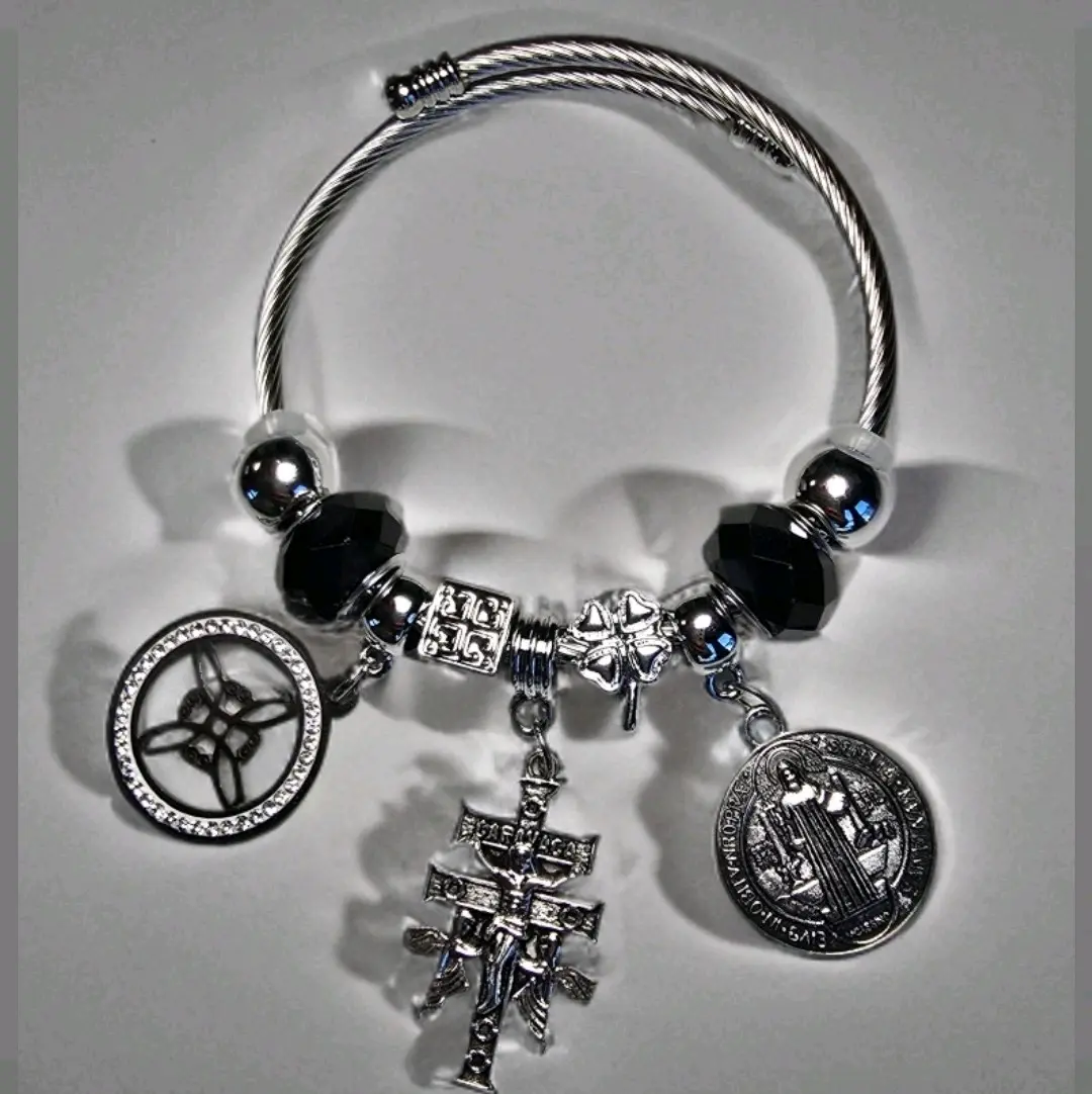 Black bracelet triple protección cruz de Caravaca, Nudo de bruja, medalla de san Benito
