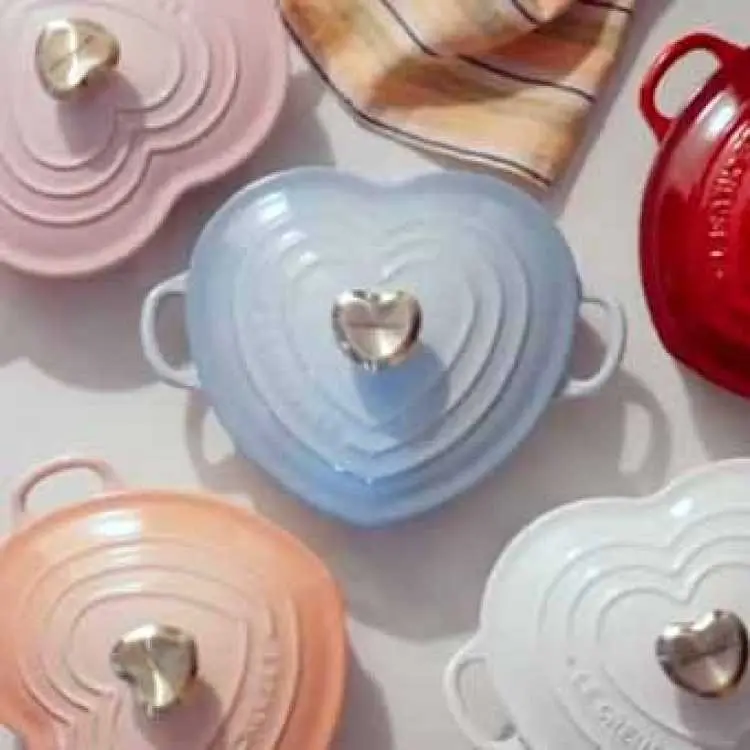 Le Creuset Signature Heart Cocotte Cookware, Enameled Cast Iron, 2 Quart Capacity, Coastal Blue with Stainless Steel Knob