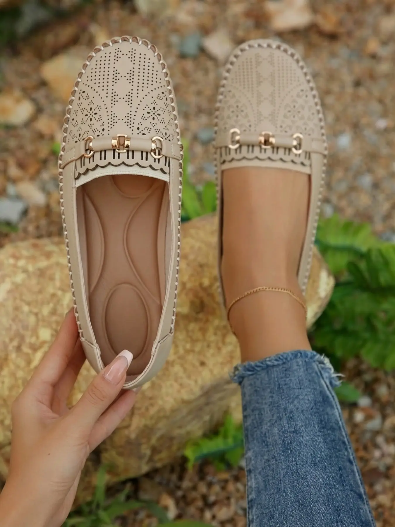 A pair of women's new spring and autumn round-toe, flat-soled, low-cut, soft-soled slip-on shoes with bow decoration, stitched design, hollowed-out, lightweight, comfortable casual shoes, granny shoes, Walking Shoes, Lightweight Slip Ons, Slip Ins Shoes