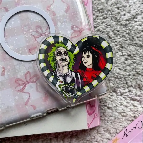 Beetle.juice and Ly.dia Wedding MagSafe Phone Grip, Cult Classic Movie Aesthetic Griptok, Spooky Sandworm Heart Stand, Retro Horror Movie Accessory, Spooky Fan Gift