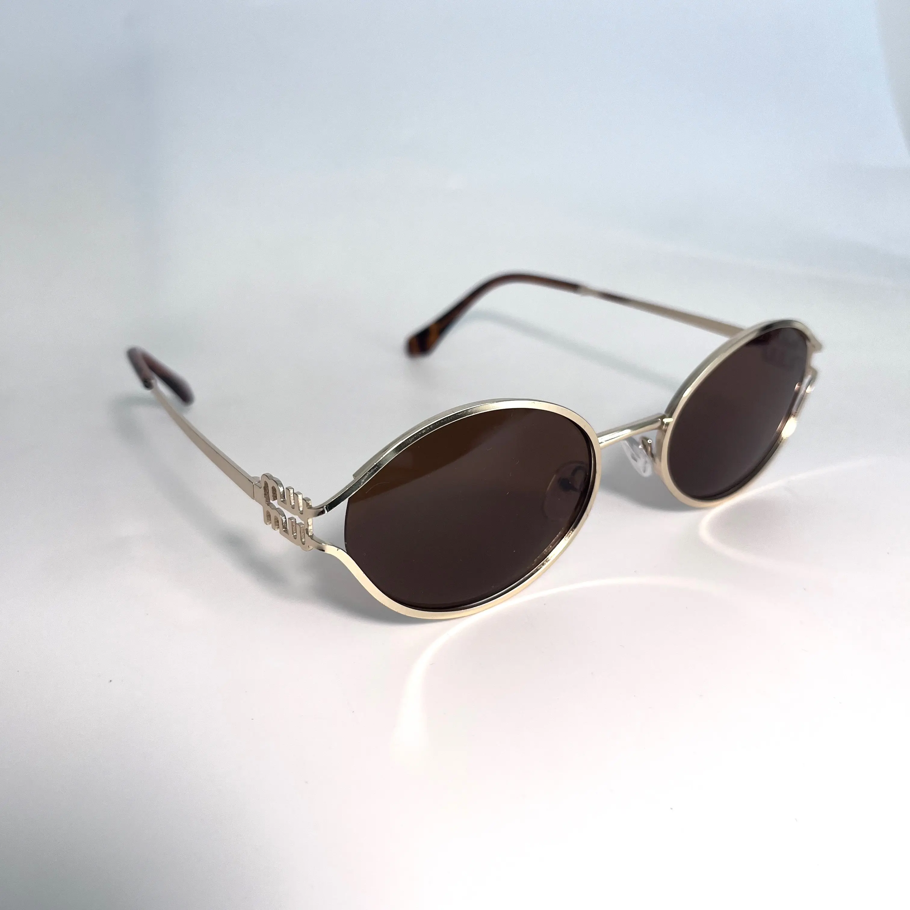 Vintage Inspired Oval Sunglasses, Minimalist Gold Frame Eyewear for Man and Woman, Trendy Chic Fashion Accessory