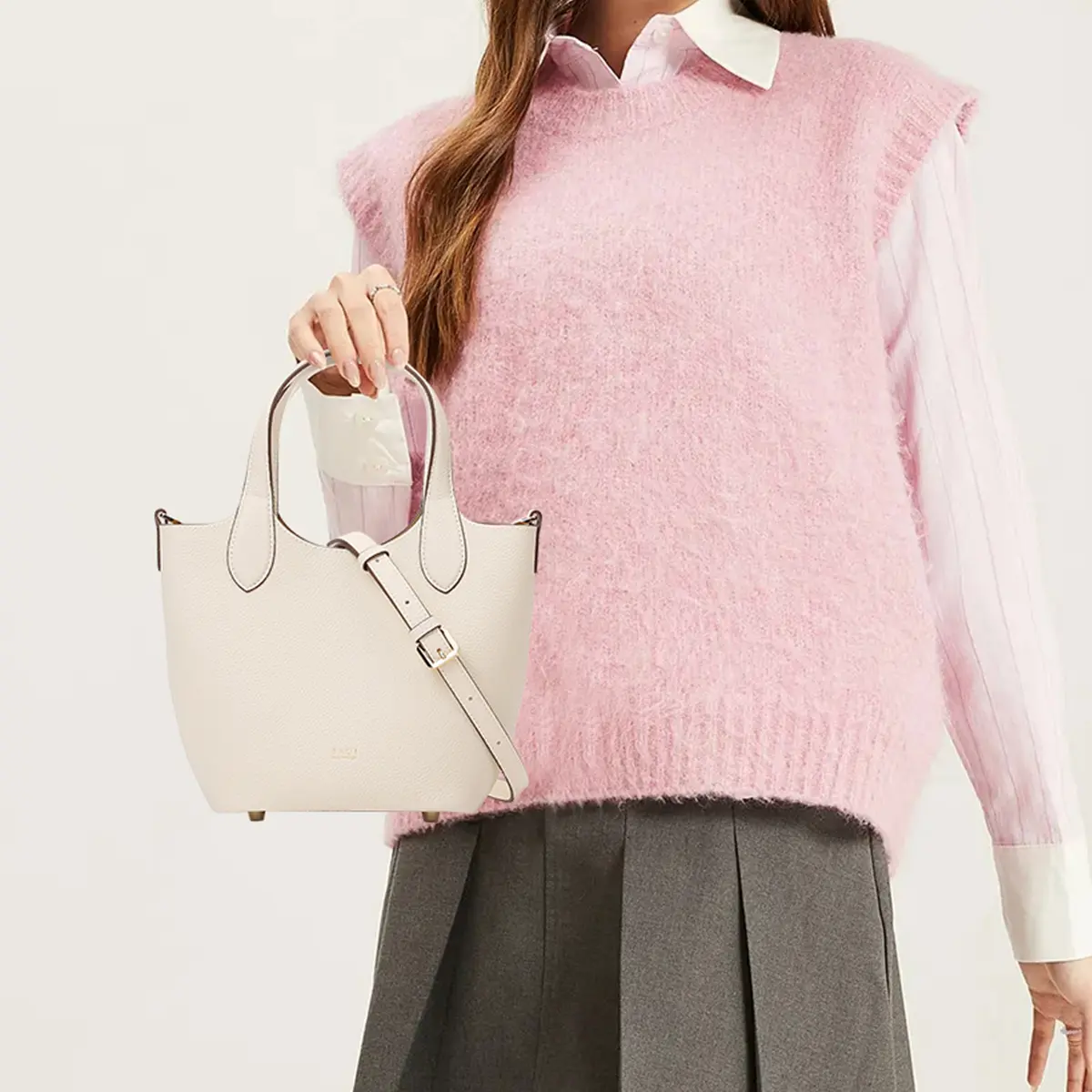 The classic, versatile, fashionable handbag, which can be carried on the shoulder or crossbody, and is designed in the style of a vegetable basket.