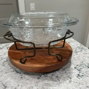 Cacerola de cristal de 2 piezas línea fantasía con base de metal meridian. Princess house