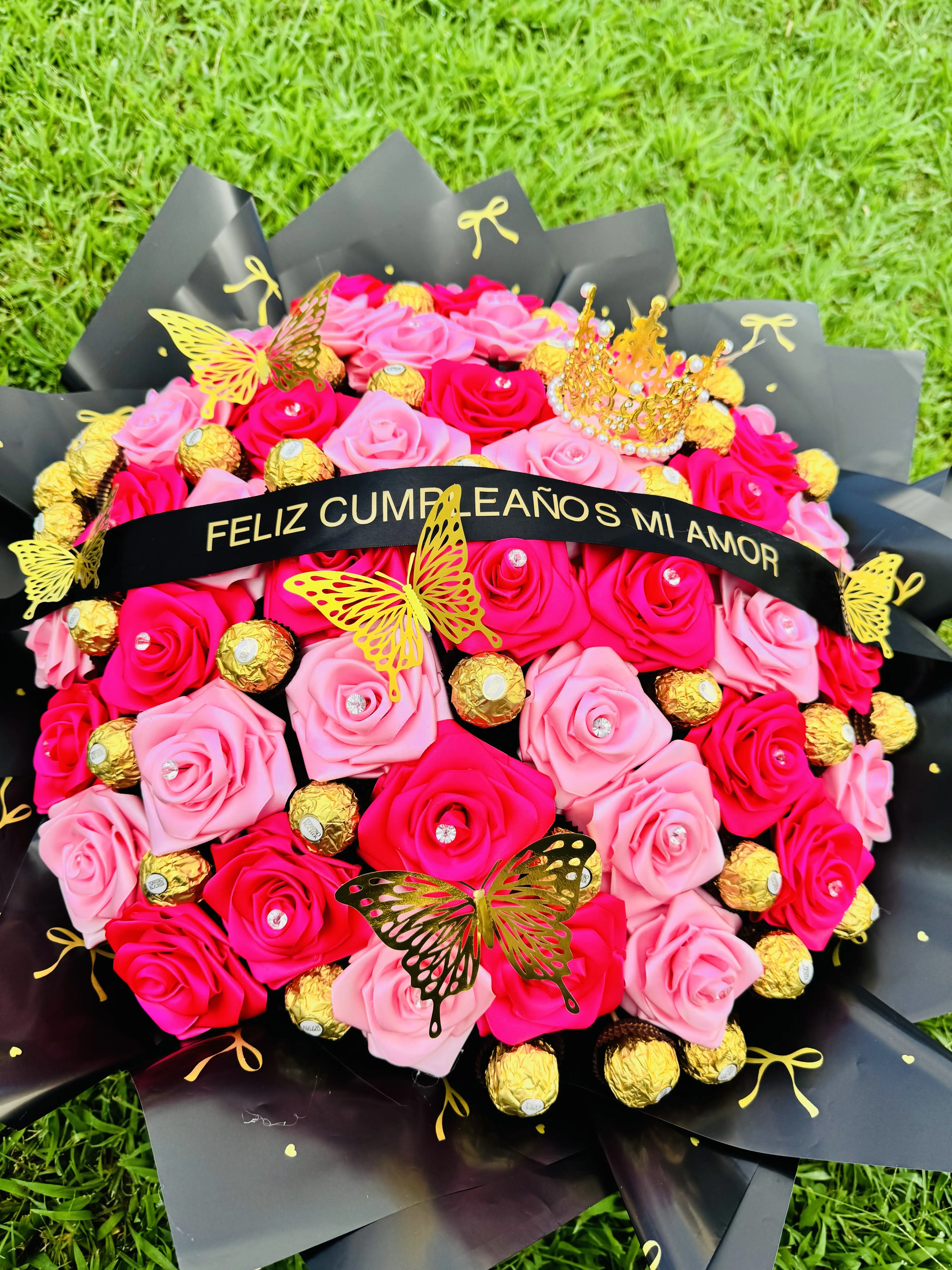 Areglo de 50 rosas eternas chocolates y corona grande más listón personalizado
