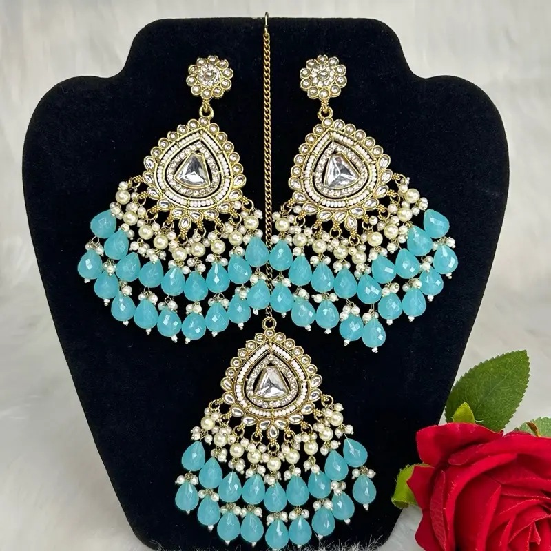 Stylish Kundan Lightweight Earrings And Tikka Set with Pearls