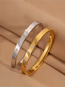 1 classic casual and fashionable stainless steel bracelet, made of 304 stainless steel material, with a three diamond and three notch heart-shaped design, suitable for daily wear, party wear, and birthday gift giving