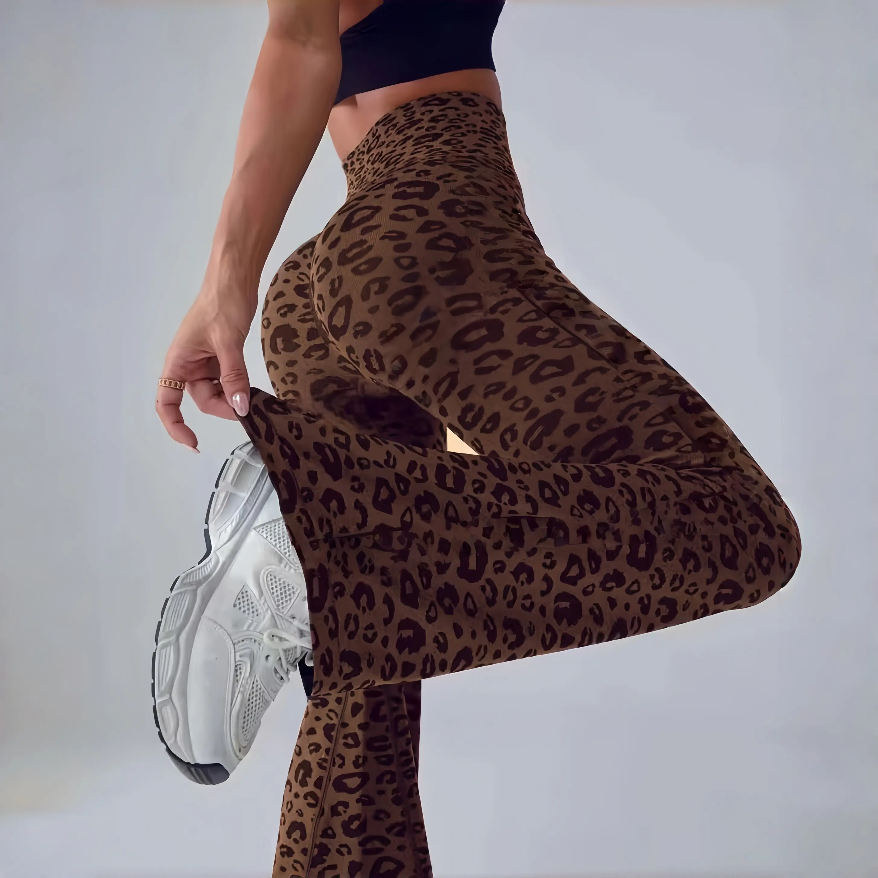 HH    Seamless Women's Classic Leopard Yoga Leggings: High-performance for outdoor fitness, skin-friendly breathable fabric, stretchy shaping, bold versatile print, butt-lifting & tummy control, all-season daily wear.
