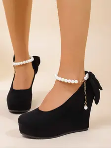 Black matte stiletto heels with a three-dimensional butterfly bow at the back, a pearl chain anklet with dangling beads around the ankle, ideal for height enhancement and petite individuals, suitable for dates and light evening dresses, sweet style.