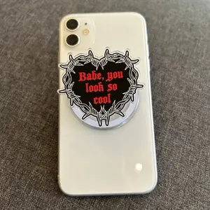 Gothic Barbed Wire Heart “Babe You Look So Cool” MagSafe Phone Grip – Edgy Aesthetic Magnetic Pop Socket & Kickstand – Alternative Phone Accessory Gift